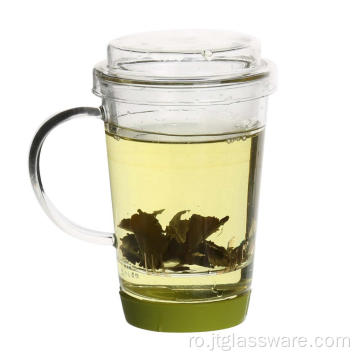 Ceai de ceai din sticlă cu flori cu frunze libere